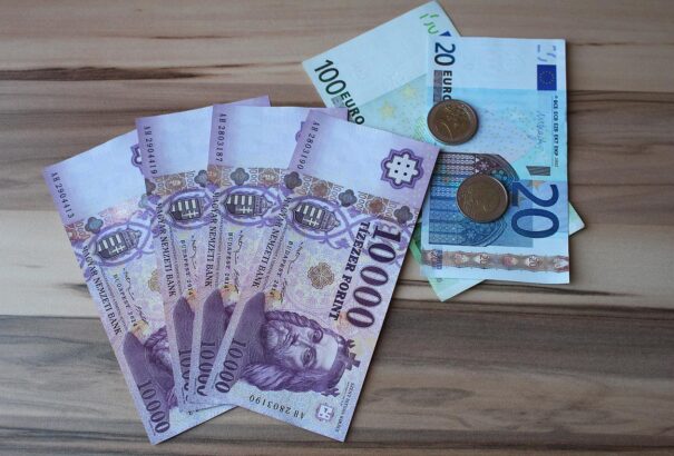Soha nem volt még ilyen gyenge a magyar deviza, 400 forint felett jár az euró