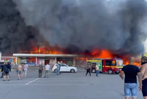 Kremencsuk: Emberekkel teli bevásárlóközpontot lőttek rakétákkal az oroszok