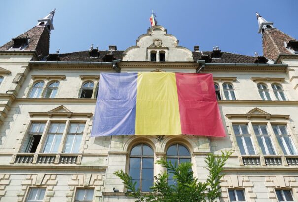 A román védelmi miniszter szerint a román zászló nem áll versenyben a helyi közösségek jelképeivel