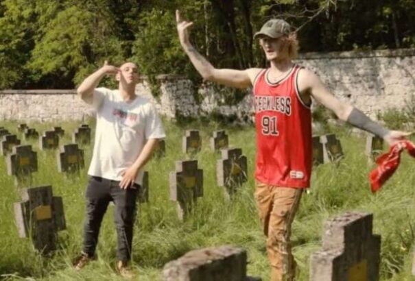 Botrány! – Osztrák-magyar katonatemető sírjain táncol és énekel egy olasz rap-duó