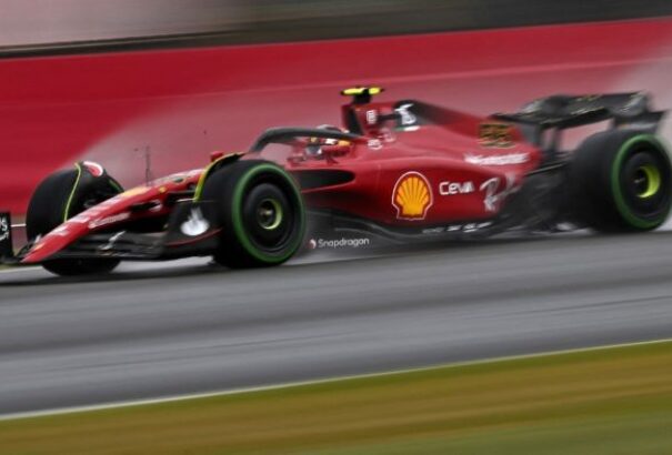 F1 Brit Nagydíj – Sainz pályafutása első pole pozícióját szerezte Silverstone-ban