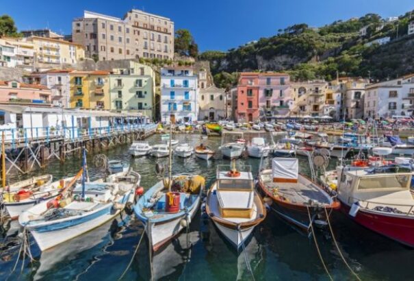 Megelégelte egy olasz kisváros a fürdőruhás turistákat – 500 eurós bírságot is kiszabhatnak