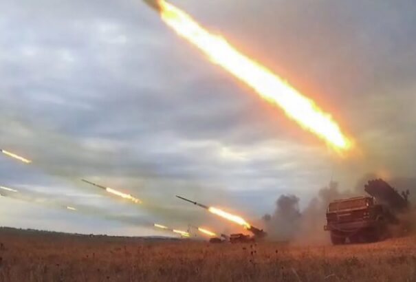 Ukrán háború: Rakétatámadás ért egy többemeletes lakóépületet – 15 halott