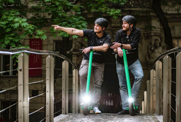 Főügyész: Az úton csak 15 évnél idősebb személy közlekedhet elektromos rollerrel