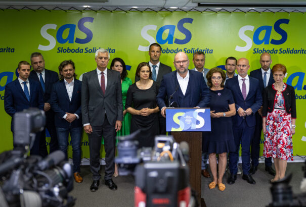 A politológus szerint az SaS nem is akar annyira távozni a kormányból. A színház még sokáig folytatódhat