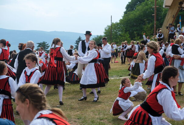 Ezer székely leány napja a csíksomlyói hegynyeregben – Képekkel