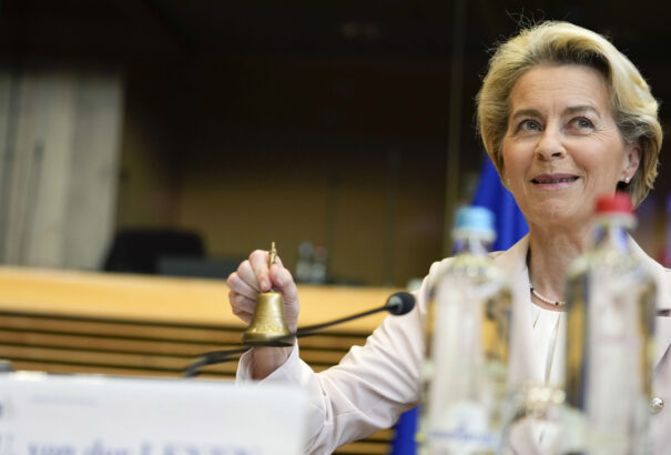 Miközben a lakosságot önmegszorításra köteleznék, a brüsszeli hivatalnokok saját fizetésüket több ezer euróval emelik meg