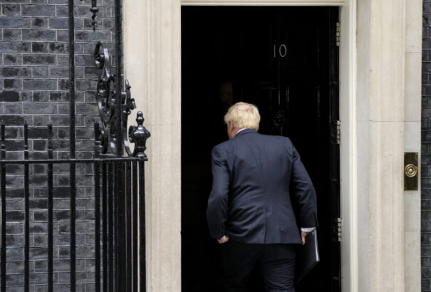 Nincs tovább! Lemondott Boris Johnson