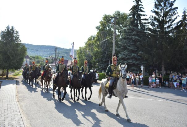 Ajnácskő kivágta a rezet – huszárok lovagoltak az ősi vár alatt (képekkel)