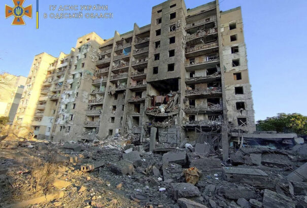 Rakétatalálat ért egy lakóépületet Odessza közelében, sokan meghaltak