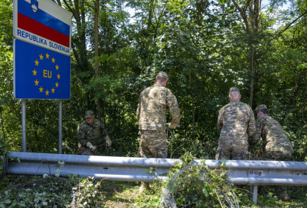 Szlovénia megkezdte a kerítés lebontását Horvátországgal közös határán