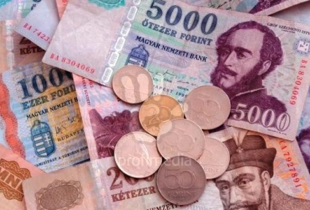 Történelmi mélyponton a forint