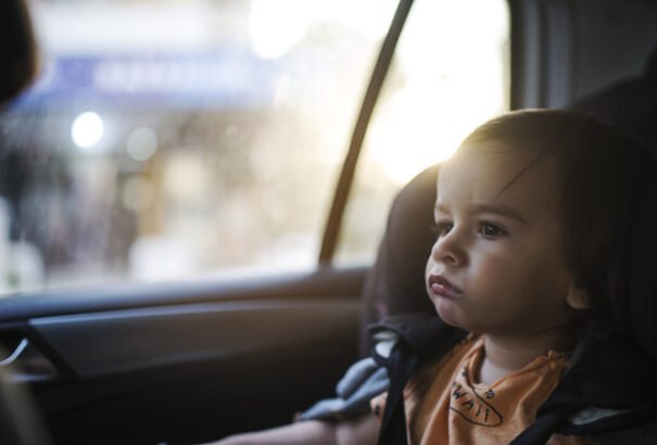 A rendőrség figyelmeztet: nagy forróságban gyermeket vagy állatot egy pillanatra se hagyjunk a parkoló autóban