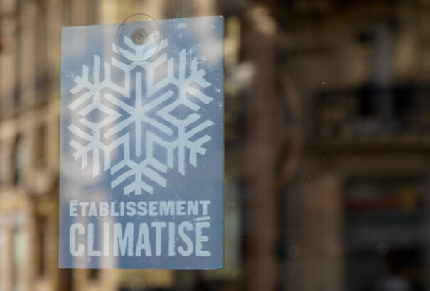 A franciaországi üzleteknek az energiaspórolás érdekében be kell zárniuk az ajtókat, ha légkondit használnak