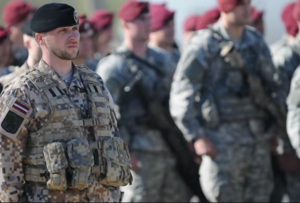 Lettország újra bevezeti a kötelező sorkatonai szolgálatot