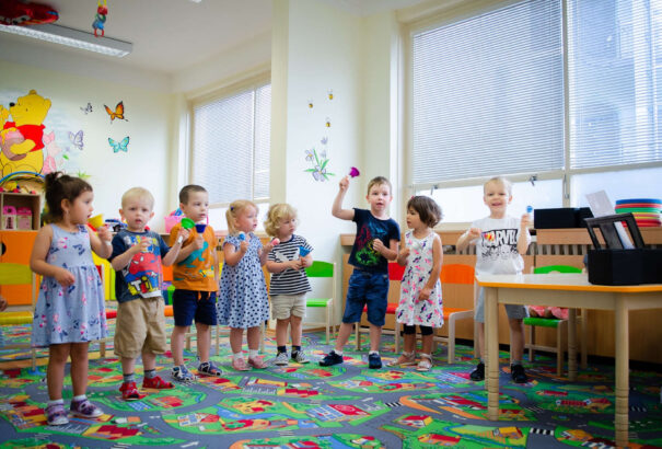 Pozsonyban havi 100 eurót fizetnek a szülőknek akkor, ha a gyereket nem veszik fel az oviba