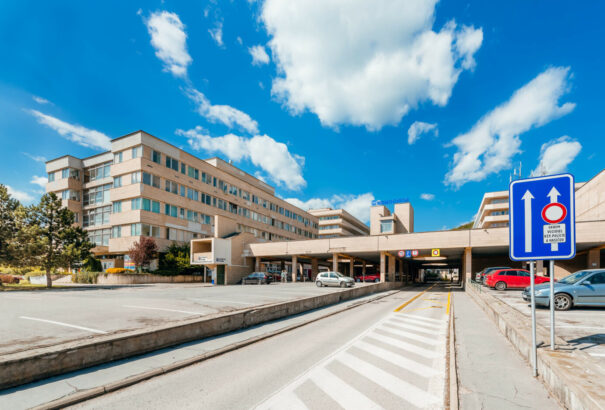 Koronavírus: A növekvő esetszám miatt a rozsnyói kórházban már tilos a látogatás