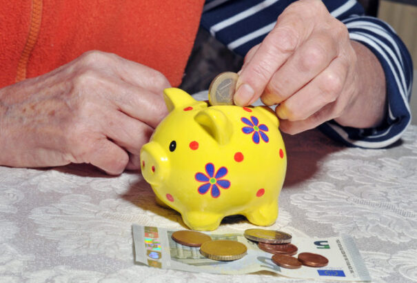 A magas infláció miatt januártól rekordmagasra nőnek a nyugdíjak