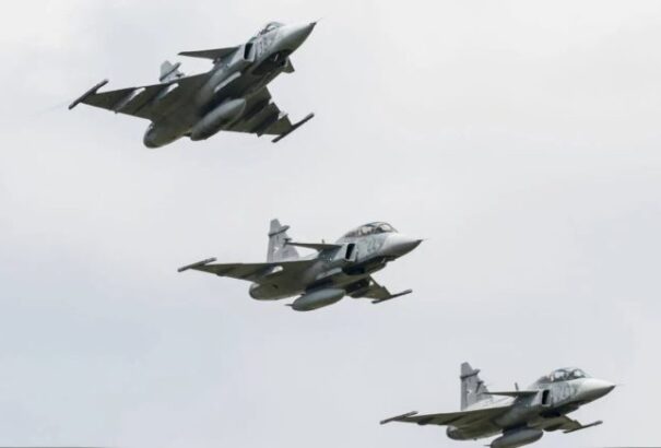 Az augusztus 20-i légiparádét gyakorolja a Honvédség Budapest felett