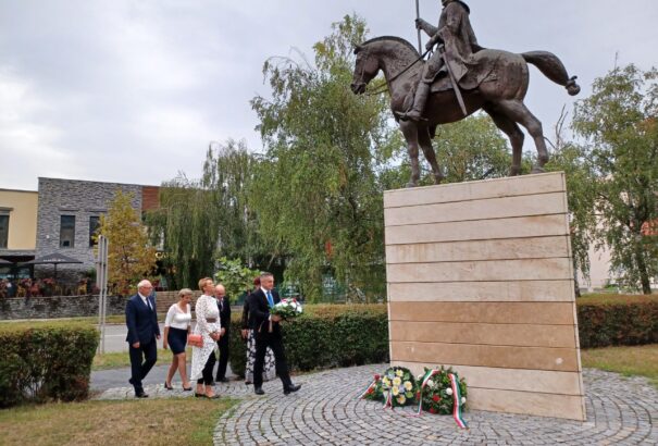 Komáromban is emlékeztek: Szent István államalapító királyunk hagyatéka minden időben hitet és erőt sugároz (Képekkel)