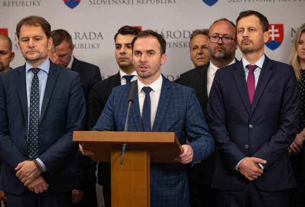 Az SaS mindenfajta ellenzéki szerződés aláírásának lehetőségét kizárta. Az OĽaNO jelenleg nem spekulál a lehetséges forgatókönyvekről