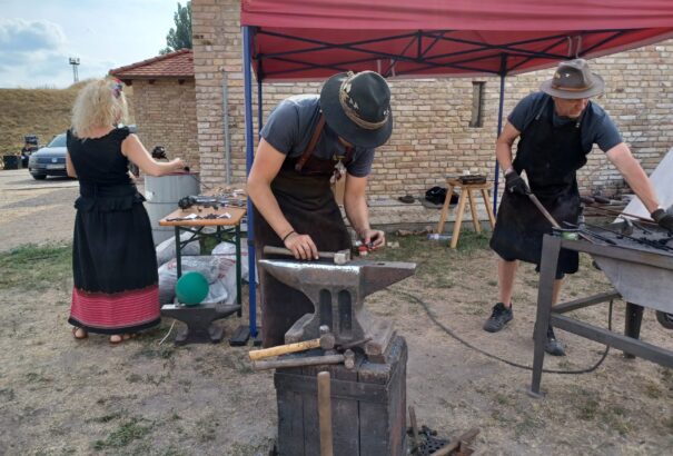 Díszműkovácsok találkozója töltötte meg forró hangulattal a Komáromi Erődöt – Képekkel
