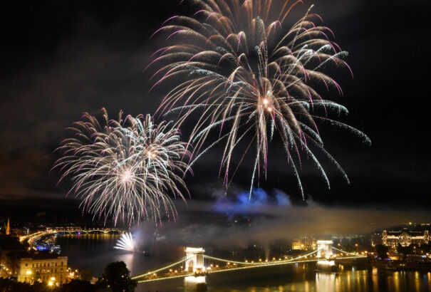 Minden készen áll a ma esti tűzijátékra
