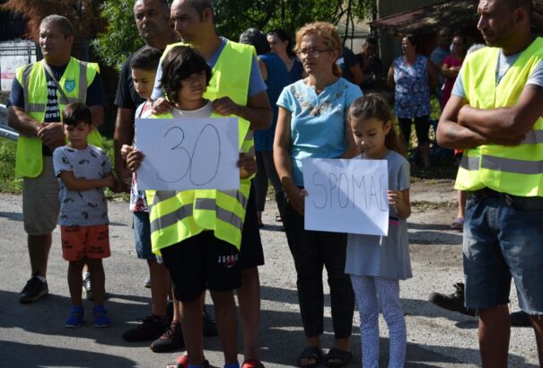 Figyelemfelkeltő útlezárás Nemesradnóton