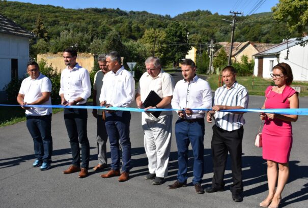 Átadták a felújított útszakaszokat a Rimaszombati járás déli részén