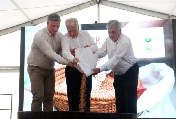 Magyarok kenyere – 15 millió búzaszem program: Búzaösszeöntő ünnepet tartottak Hajdúnánáson