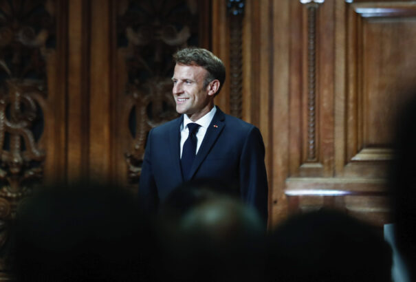 Macron legalább kétezer eurós kezdő fizetést ígért a pályakezdő tanároknak