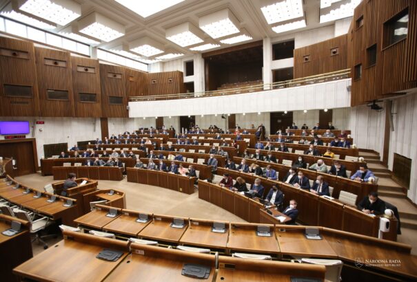 Havonta több mint 6000 eurót kerestek 2023-ban a parlamenti képviselők