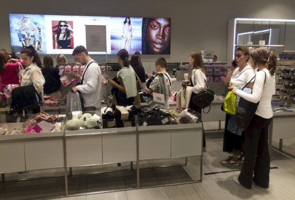 Az oroszok az utolsó divat- és bútordarabokat vásárolják a H&M és IKEA boltjaiban