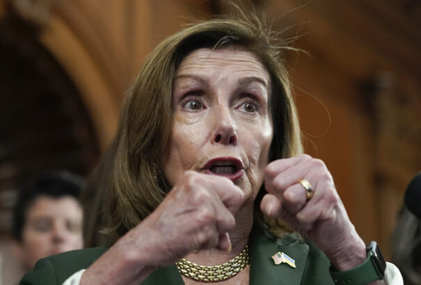 A sajtó szerint Pelosi Tajvan felé tart. Az USA hadihajókat küld