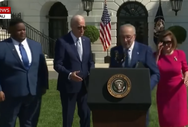 Ismét a kézfogással bakizott az USA elnöke (videóval)