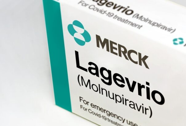 Ideiglenesen felfüggesztették a Lagevrio gyógyszer felírását a COVID-19 betegség kezelésére