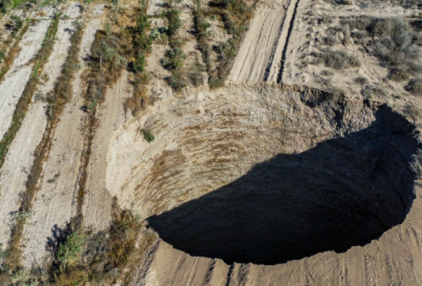 Rejtélyes, teniszpálya méretű lyuk tartja lázban a világot