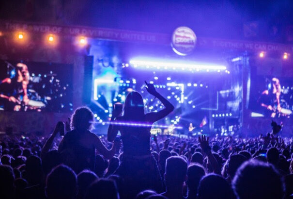 Családi fesztiváljukról jön Dua Lipa a Szigetre