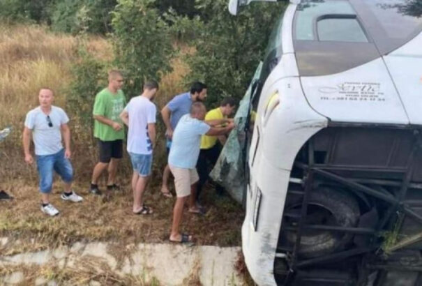 Felborult egy gyerekeket szállító szerbiai busz Bulgáriában, 12-en megsérültek