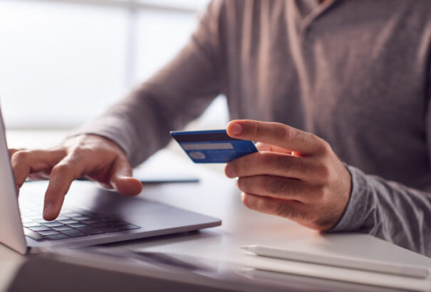 Internetes csalás: 20 euróért akart eladni egy kabátot, végül 1 360 euróval rövidítették meg