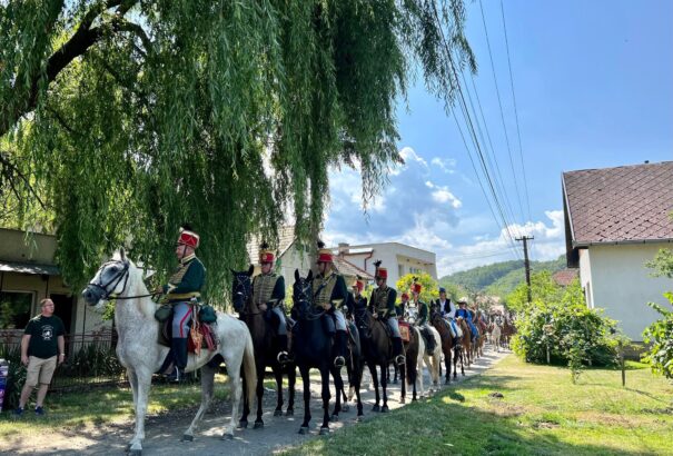 XII. Görgei Emléktúra: A bemutató után Jesztén szusszantak egyet a huszárok – Képekkel, videóval