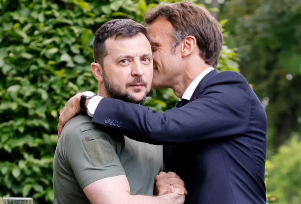 Macron újabb támogatásról biztosította Zelenszkijt