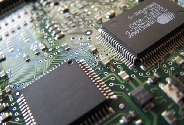 A válság utoléri a chipeket is, hiányból hamarosan túlkínálat lesz