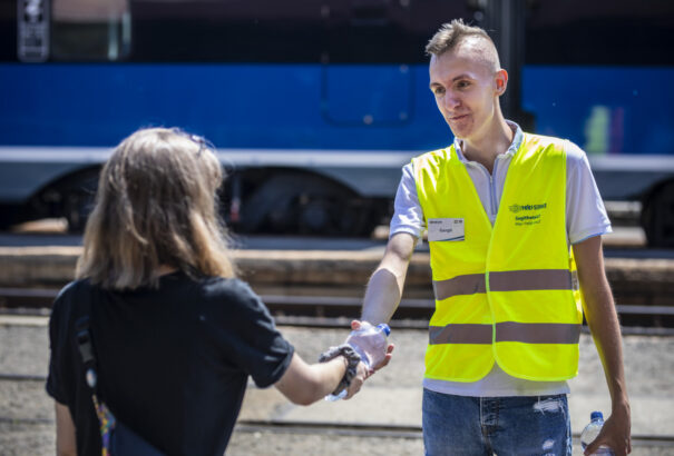 Hőség – Péntektől vizet osztanak a nagyobb vasút- és buszállomásokon