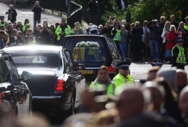 Elindult a II. Erzsébet koporsóját szállító konvoj Edinburgh-ba