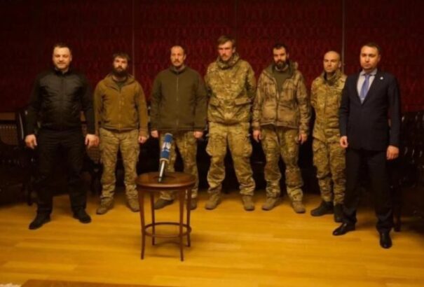 Fogolycserével szabadultak ki az Azov ezred parancsnokai