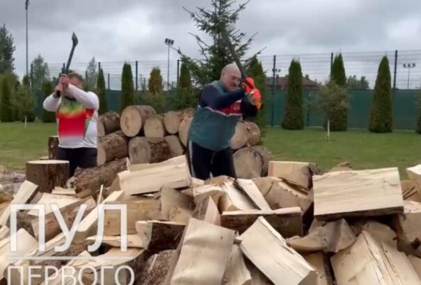 Lukasenka vicces kedvében volt: Fát vágott, hogy ne fázzanak az európaiak télen (+videó)