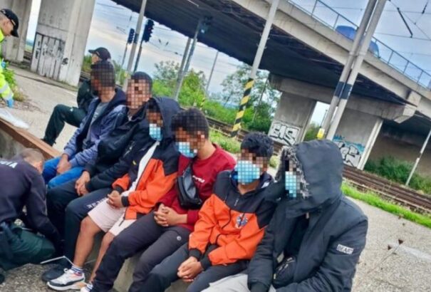 54 szír és jemeni migránst fogott a lévai rendőrség