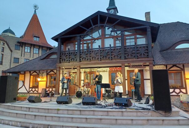 Élettel teli, pezsgő hangulatot teremtett a Borostyán Fesztivál irodalmi és zenei igényességgel megválogatott koncertsorozata