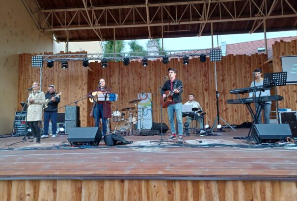 Nagyszerű hangulatot teremtett Komáromban a keresztény fiatalok dicsőítő koncertje